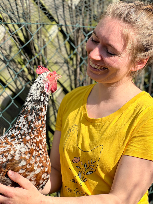 Abgebildet sind Olivia Müsseler deine Hühnerexpertin mit ihrem Schwedischen Blumenhuhn Flora.