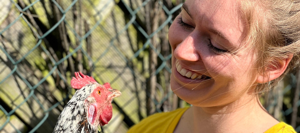 Abgebildet sind Olivia Müsseler deine Hühnerexpertin mit ihrem Schwedischen Blumenhuhn Flora.